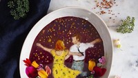 Terinspirasi dari film LA LA LAND iapun membuat lukisan Emma Stone dan Ryan Gosling sedang menari. Lukisan cantik yang bisa dimakan ini terbuat dari pisang, mixed berries hingga susu almond. Foto: Hazel Zakaryia