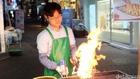 Beberapa penjual pun beraksi dengan blow torch saat menyajikan jajanannya. Foto: Ardhi Suryadhi