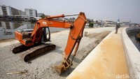 Untuk mengatasi penurunan permukaan tanah (land subsidence) di Pantai Utara Jakarta tersebut, pemerintah membangun tanggul pengamanan pantai dengan panjang total mencapai 120 km, karena terdiri dari tanggul pantai dan tanggul muara.