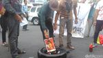 Foto: HMI Bakar Bendera Myanmar