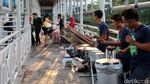 Pengamen Keren di JPO Tosari