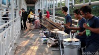 Alunan musik tersebut mengiringi kepulangan para pegawai yang bekerja di kawasan tersebut.