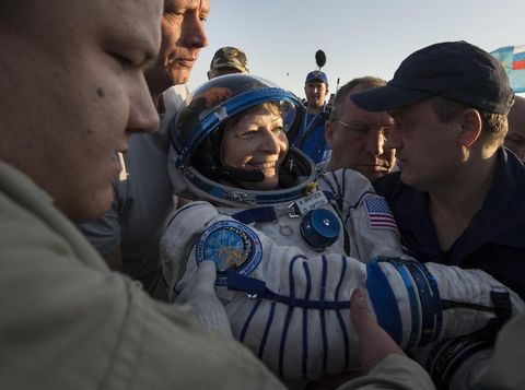 Peggy Whitson ketika dievakuasi dari Soyuz.