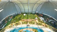 Tropical Island merupakan waterpark indoor terbesar di dunia yang berada di Krausnick, Jerman. Di dalam waterpark ini terdapat hutan buatan yang memiliki 50.000 tanaman, hotel, dan kelab malam. Bahkan di dalam waterpark ini juga memungkinkan untuk naik balon udara. Wow! (dok Tropical Island)