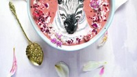 Kali ini, Zakariya membuatnya dengan dasar smoothies yang dibuat dari campuran mangga, apel, susu ekdelai, coconut cream dan bubuk pitaya. Zebranya justru dihias dengan warna yang didapat dari campuran coconut cream serta butterfly pea flower powder. Foto: Hazel Zakaryia