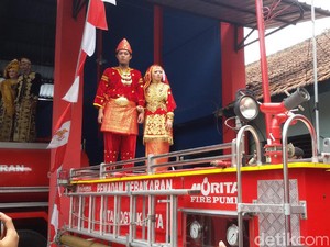 Menantang, Fashion Show di Yogya Ini Digelar di Atas Mobil Damkar