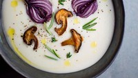 Sajian Cashew cream of potato soup ini dibuat dengan Krim kentang russet dicampur krim mete, garam laut, dan bawang putih tumis dengan topping bawang merah panggang dan jamur shiitake. Foto: Istimewa