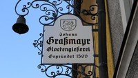 Grassmayr Foundry di Innsbruck, Austria, merupakan salah satu bengkel produksi bel yang telah beroperasi sejak tahun 1599. Terlihat dari huruf di papan namanya (Mike MacEacheran/BBC)