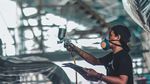 Begini Proses Mural Warkop DKI Reborn di Pesawat