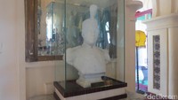 Patung Sultan Syarif Kasim II yang terbuat dari marmer. Patung buatan Eropa ini begitu halus dan rapi (Fitraya/detikTravel)