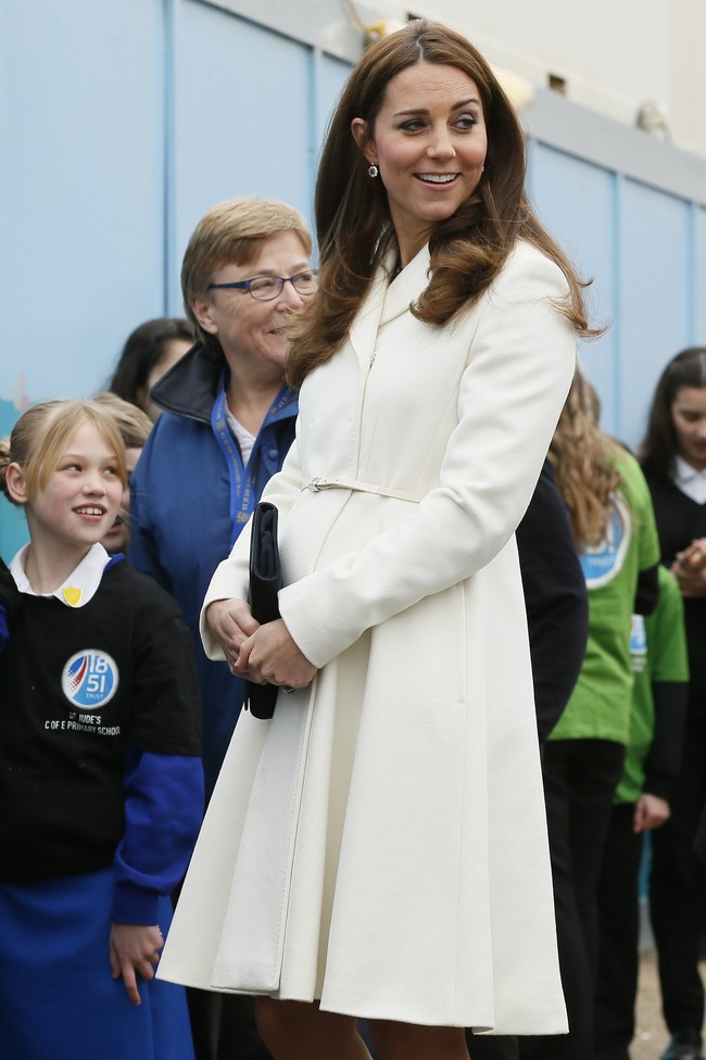 Kate tampil cantik dengan coat dress putih di tahun 2015. Foto: Dok. Getty Images