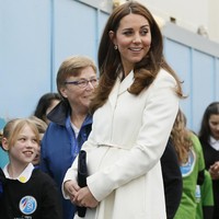 Kate tampil cantik dengan coat dress putih di tahun 2015. Foto: Dok. Getty Images