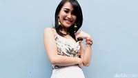 Ibu satu anak itu tampil dengan dress putih bermotif floral. Pool/Noel/detikFoto.