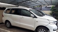 Sekitar 5 orang turun dari dua mobil itu. Lalu mereka mulai merusak Avanza putih. Foto: Cici/detikcom