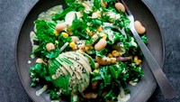 The plant feed memiliki sajian sayuran hijau yang dibuat dari kale, romaine, alpukat, bawang merah, daun bawang, jagung manis dan kacang putih besar dengan saus tahini/jahe. Foto: Istimewa