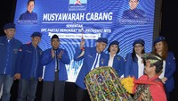 Ketua Badan Pembinaan Organisasi Keanggotaan dan Kaderisasi (BPOKK) Partai Demokrat, Jenderal (Purn) TNI Pramono Edhie Wibowo menabuh gendang khas Nusa Tenggara Barat sebagai tanda resmi dibukanya acara tersebut. Foto: dok. Demokrat