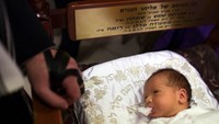 Tradisi penyunatan anak laki-laki di umat Yahudi di Israel sedikit berbeda dengan yang ada di Indonesia. Anak lelaki akan langsung di sunat ketika berumur 8 hari (Ronen Zvulun/Reuters)