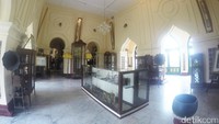 Dua raja yang paling dikenang adalah Sultan Syarif Hasyim dan anaknya Sultan Syarif Kasim II yang pernah tinggal di Belanda. Itu sebabnya istana ini penuh dengan perabotan Eropa (Fitraya/detikTravel)