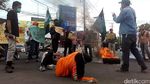 Foto: HMI Bakar Bendera Myanmar