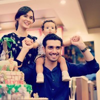 Keharmonisan keluarga Fachri Albar dan Renata mendapat pujian netizen. Ketampanan dan kecantikan mereka serta anak-anak yang rupawan membuat netizen menyebut keluarga ini sebagai family goals. Foto: Instagram