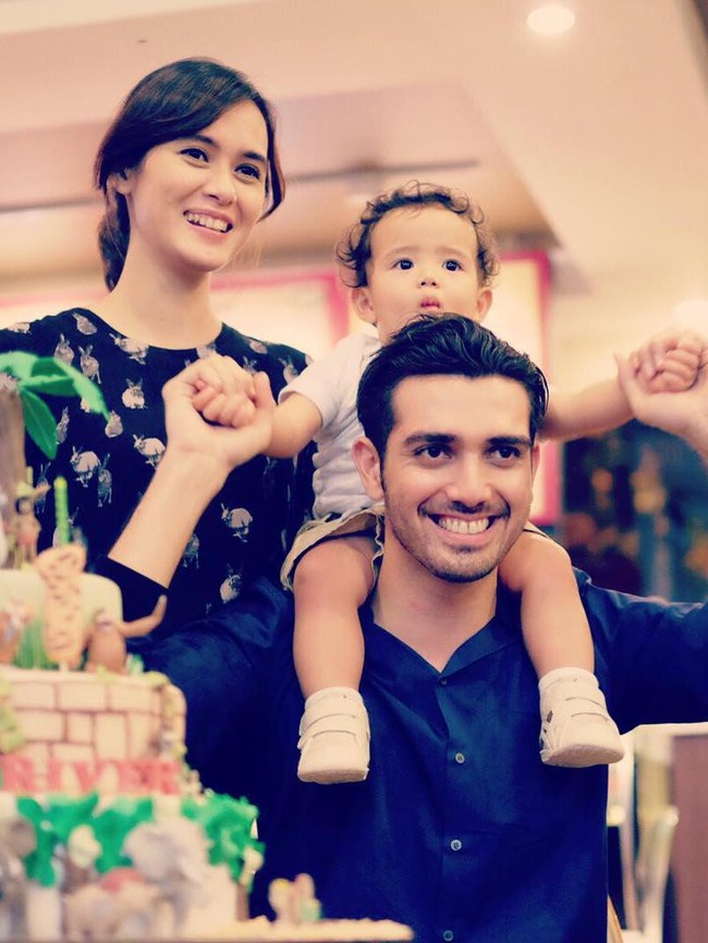 Keharmonisan keluarga Fachri Albar dan Renata mendapat pujian netizen. Ketampanan dan kecantikan mereka serta anak-anak yang rupawan membuat netizen menyebut keluarga ini sebagai family goals. Foto: Instagram