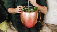 Jika datang ramai-ramai ke PHD Terrace, bisa mencoba Mega Mule. Moscow Mule ukuan besar ini dibuat memakai vodka atau tequila.