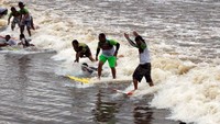 Dilansir CNN Travel setidaknya ada 11 lokasi surfing itu. Pertama di mulai dari Brazil, yang mempunyai spot surfing bernama Pororoca. Berarti raungan keras, itulah yang akan traveler dengarkan selama 30 menit. Hal itu terjadi karena pertemuan antara pasang surut Samudera Atlantik dan Sungai Amazon (Dok. CNN Travel)