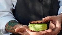 Kecil dan unik, sajian sandwich ini berbeda dengan sandwich biasanya. Sandwich ini dibuat dengan cookies yang diisi es krim chocolate mint Foto: Istimewa