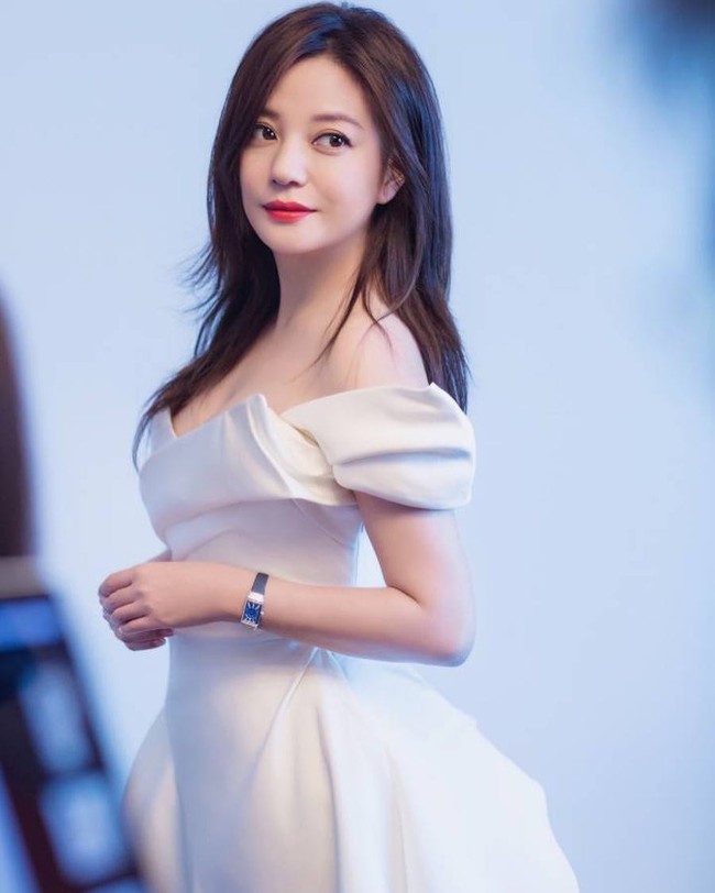 Saat ini usia wanita yang memiliki nama asli Zhao Wei telah berusia 41 tahun. Meskipun begitu, sosoknya masih terlihat sama dan tetap cantik kan?Foto: Instagram