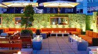 Empire Rooftop & Lounge dengan area indoor dan outdoor di lantai 12 Empire Hotel dekat Lincoln Center menawarkan pemandangan kota yang dikelilingi gedung bertingkat. Lounge meliputi teras, dua bar dan perapian.