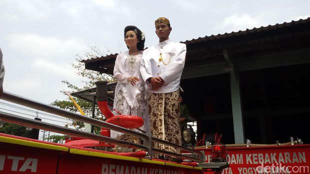 Fashion Show di atas mobil damkar di Yogyakarta.