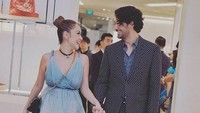 Bunga Citra Lestari tampak anggun dengan dress biru transparan serta heels hitam di dampingi dengan sahabatnya Reza Rahardian. Dok. Instagram/teambcl