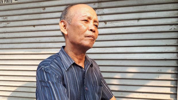   Ketua RW 07 Pasar Baru, Ngatino, memberikan penjelasan tentang penolakan warga tersebut.
