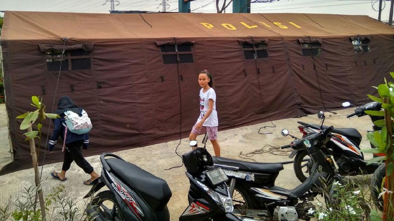 Polres Pelabuhan Tanjung Priok Bantu Korban Kebakaran Muara Angke Polres Pelabuhan Tanjung Priok Bantu Korban Kebakaran Muara Angke