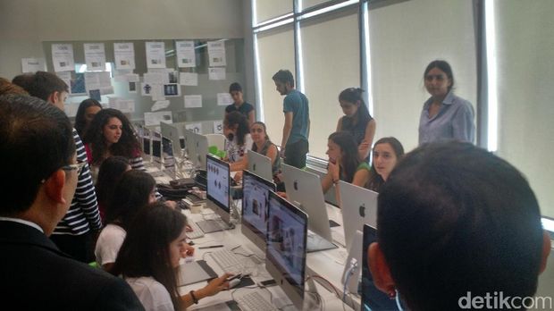 Anak-anak sedang diajari mendesain uang di TUMO