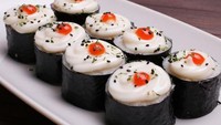 Biasanya sushi dibuat dengan salmon, tapi ada juga sushi ikan tenggiri di Sushi Rakyat. Makin enak diberi taburan crispy. Foto: Istimewa
