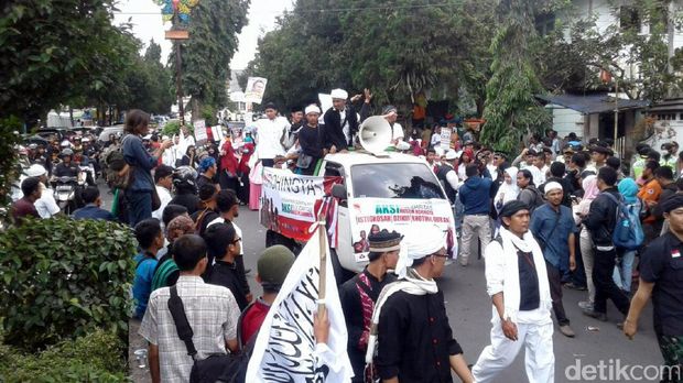 Ribuan Orang Gelar Aksi Solidaritas Muslim Rohingya di Sukabumi