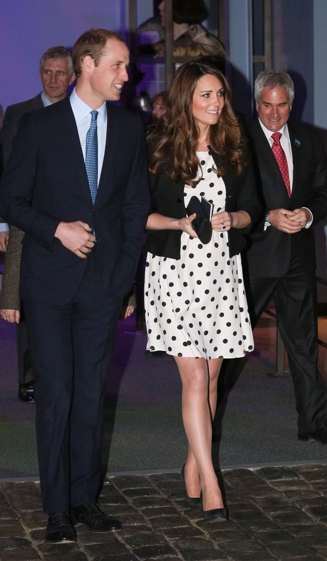 Kate Middleton mengenakan gaun polka dot harga terjangkau dari Topshop seharga US$ 80 atau Rp 1 jutaan. Gaun itu langsung terjual habis pasca dipakai Kate tahun 2013. Foto: Dok. Getty Images