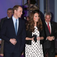 Kate Middleton mengenakan gaun polka dot harga terjangkau dari Topshop seharga US$ 80 atau Rp 1 jutaan. Gaun itu langsung terjual habis pasca dipakai Kate tahun 2013. Foto: Dok. Getty Images
