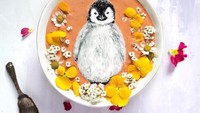 Cute! Penguin yang agak gemuk ini seperti lukisan kanvas. Padahal dibuat dari campuran makanan alami seperti sayuran dan buah dengan paduan bunga-bunga kecil nan cantik. Foto: Hazel Zakaryia