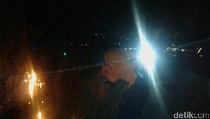 Petugas Sisir Lokasi Kebakaran di Gunung Guntur Garut