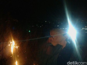 Petugas Sisir Lokasi Kebakaran di Gunung Guntur Garut