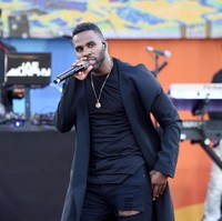 Jason Derulo sempat membuat heboh karena postingan di Instagram yang memperlihatkan dia berpose memakai celana renang superketat. Kala itu netizen salah fokus melihat area intim penyanyi tersebut. Protes karena foto itu dihapus oleh Instagram, Jason pun berkometar, Apa maksudnya (menghapus postingan)? Aku kan pakai underwear... Aku tak bisa (mengontrol) ukuran (penis) ku. Foto: Jamie McCarthy/Getty Images