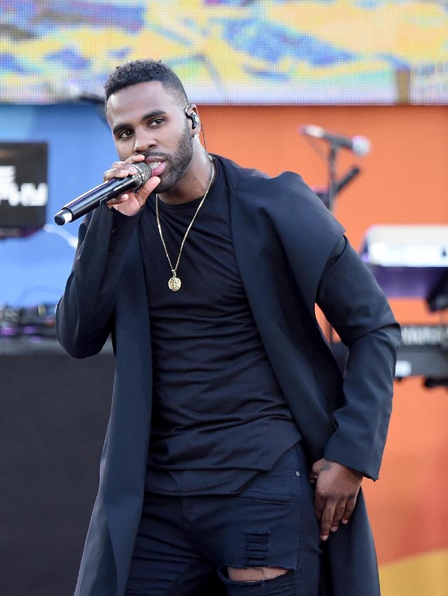Jason Derulo sempat membuat heboh karena postingan di Instagram yang memperlihatkan dia berpose memakai celana renang superketat. Kala itu netizen salah fokus melihat area intim penyanyi tersebut. Protes karena foto itu dihapus oleh Instagram, Jason pun berkometar, Apa maksudnya (menghapus postingan)? Aku kan pakai underwear... Aku tak bisa (mengontrol) ukuran (penis) ku. Foto: Jamie McCarthy/Getty Images