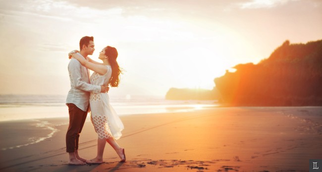 Raffi Ahmad dan Nagita Slavina melakukan pemotretan prewedding di Bali. Keduanya berpose romantis mulai dari di kawasan Museum Blanco hingga pantai di Bali. Foto: Dok. Instagram