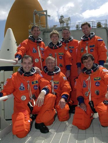 Peggy di tengah rekannya, para astronaut pria. 