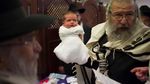 Foto: Ritual Sunat Bayi di Israel