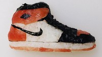 Sushi ini dibentuk menyerupai sepatu. Dengan paduan nori dan potongan salmon, kreasi sushi ini dibentuk sangat mirip sepatu nike. Sayang ya untuk melahapnya! Foto: Istimewa