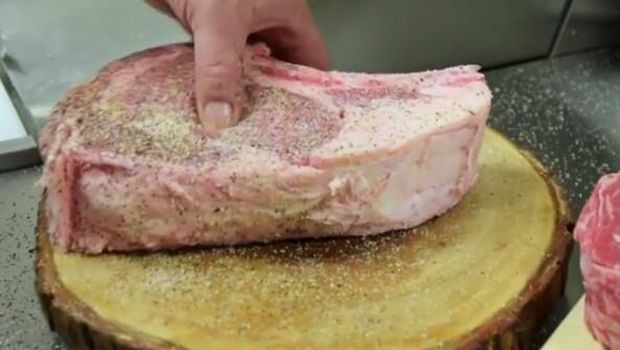 Wah, Siapa Ya yang Mau Menyantap Beefsteak Seukuran Kepala Manusia Ini?