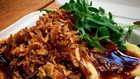 Young Vegans menyajikan seitan (protein gandum) dan ale pie, dengan kombinasi mashed potato dan kuah daging yang lezat. Foto: Istimewa